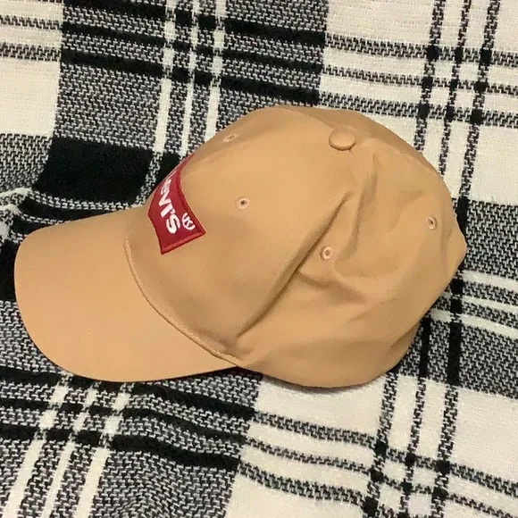 ⚠️ Levi’s tan baseball hat - Picture 2 of 8